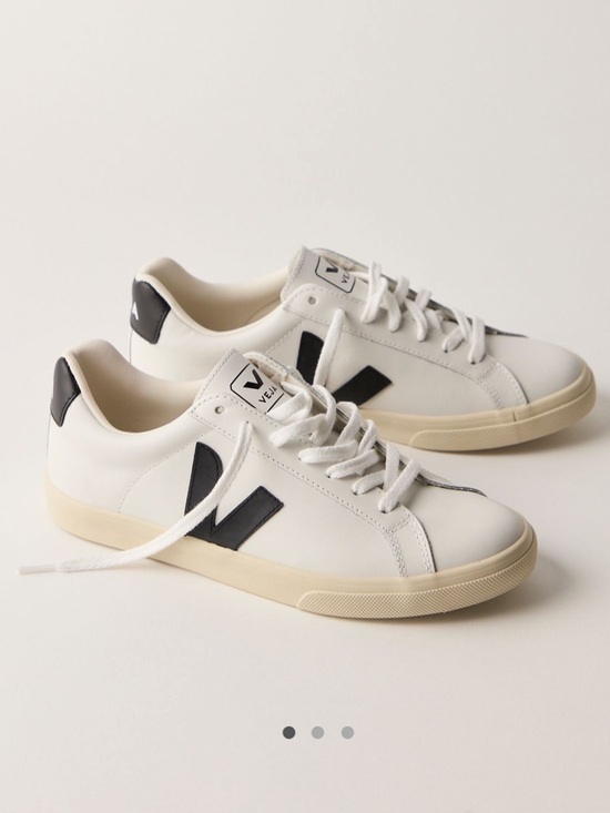 Veja Shoes - Veja Women’s Esplar Rubber-Trimmed Leather Sneakers. Size 9.